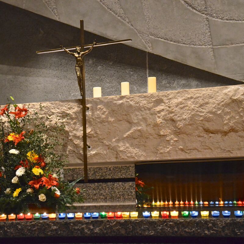 Croix du sanctuaire avec bougies.JPG